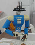 @Home-Liga: Roboter Cosero des Teams NimbRo (Uni Bonn) beim ffnen einer Flasche