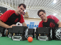 SmallSize-Liga-Roboter des Teams Tigers Mannheim, Teammitglieder Nicolai_Ommer (links) und Malte Jauer (rechts)
