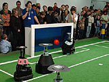 Roboter vor dem Tor, der Ball fliegt hinein; Rechte: WDR / Rinke